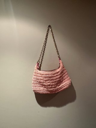 Bolso tejido rosa con cadena