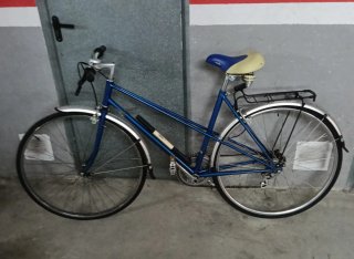 Bicicleta de paseo azul
