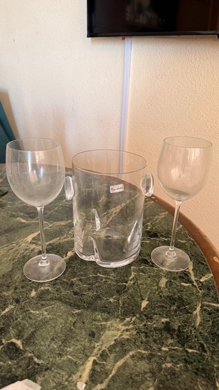 Hielera y 2 copas de cristal