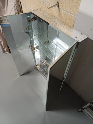 Armario de baño con puertas de espejo
