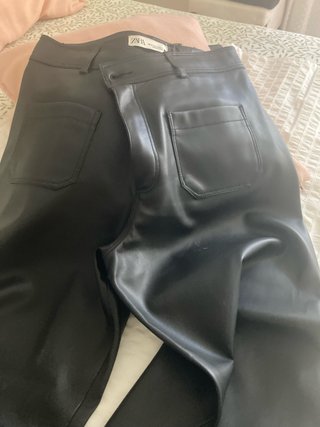 Pantalones Zara efecto piel negros