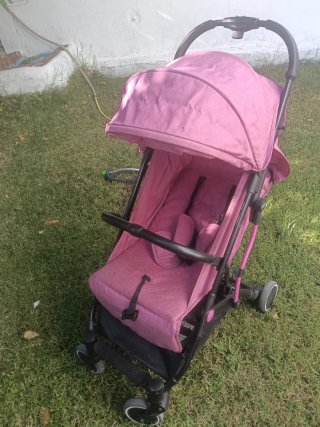 Silla de paseo rosa. Marca Chicco.
