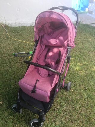 Silla de paseo rosa. Marca Chicco.