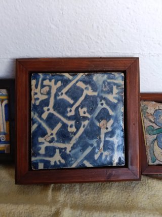 Azulejo antiguo enmarcado azul