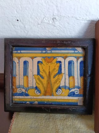 Azulejo antiguo enmarcado azul