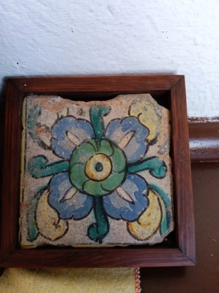 Azulejo antiguo enmarcado azul