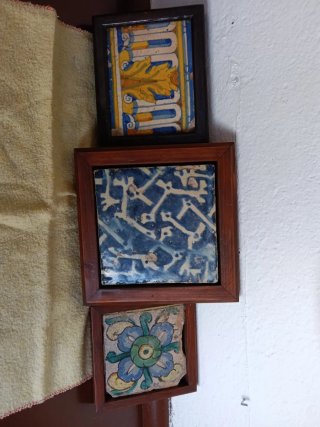 Azulejo antiguo enmarcado azul