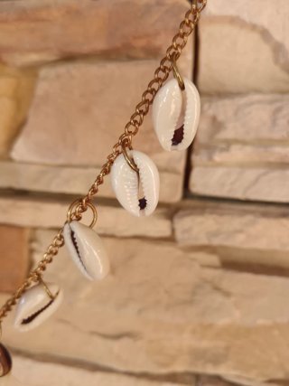 Collar dorado conchas y borlas