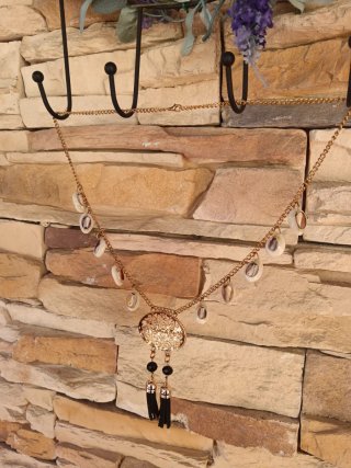 Collar dorado conchas y borlas