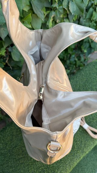 Bolso de hombro beige estilo boho