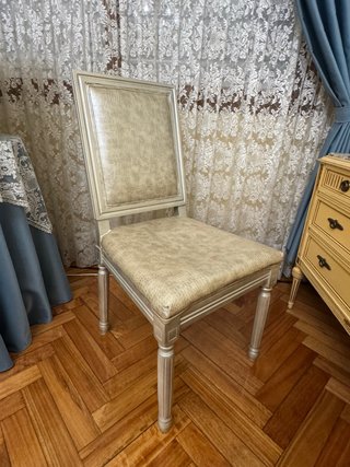 Silla de madera plateada efecto piel serpiente