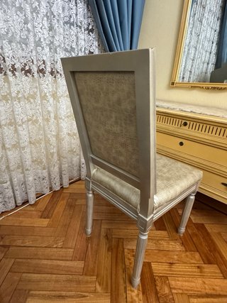 Silla de madera plateada efecto piel serpiente