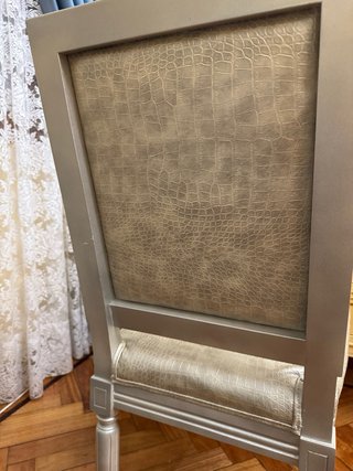 Silla de madera plateada efecto piel serpiente