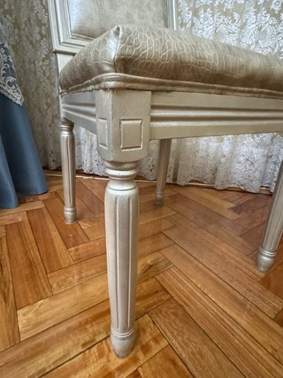 Silla de madera plateada efecto piel serpiente