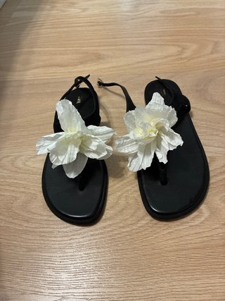 Sandalias Zara Negras con Flores Blancas