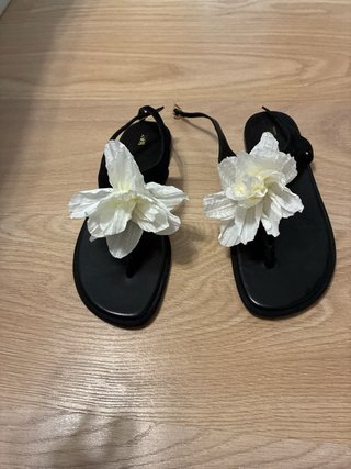 Sandalias Zara Negras con Flores Blancas