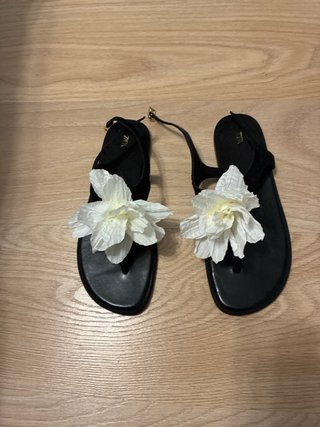 Sandalias Zara Negras con Flores Blancas