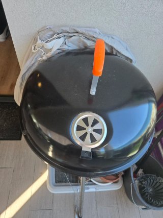 Barbacoa de carbón negra con detalles naranjas