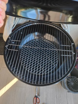 Barbacoa de carbón negra con detalles naranjas
