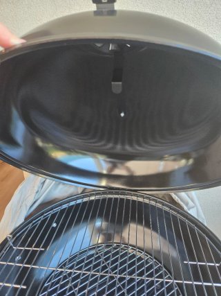 Barbacoa de carbón negra con detalles naranjas