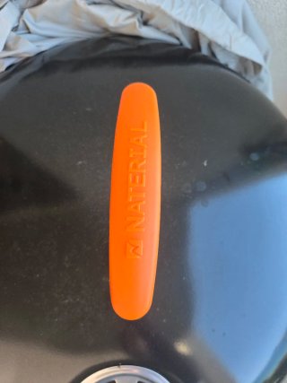 Barbacoa de carbón negra con detalles naranjas