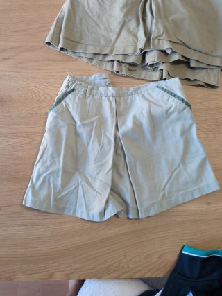 Abbigliamento scolastico: pantaloni, gonne e polo per bambini