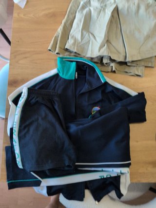Abbigliamento scolastico: pantaloni, gonne e polo per bambini