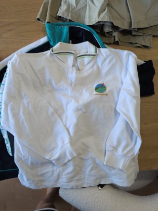 Abbigliamento scolastico: pantaloni, gonne e polo per bambini
