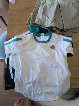 Abbigliamento scolastico: pantaloni, gonne e polo per bambini