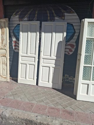 Puertas antiguas de madera blancas