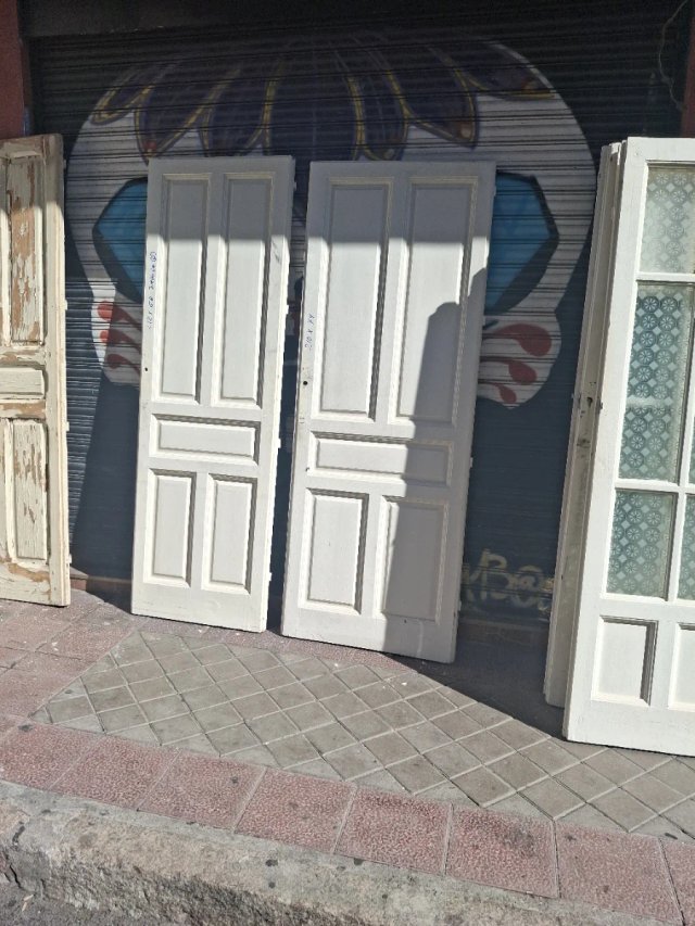 Puertas antiguas de madera blancas