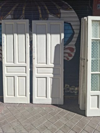 Puertas antiguas de madera blancas