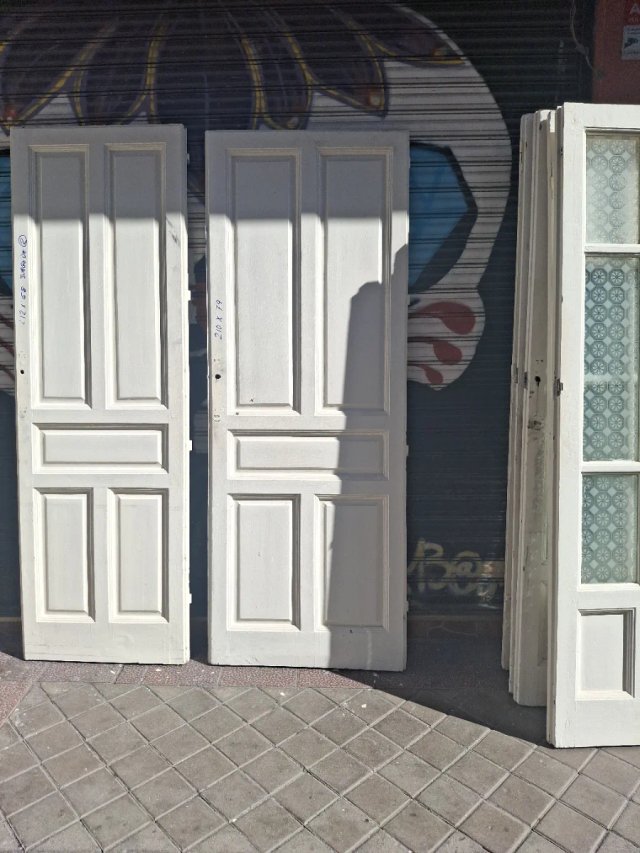 Puertas antiguas de madera blancas