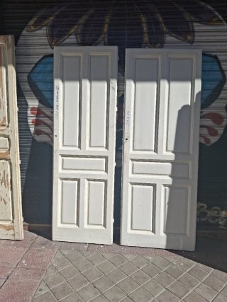 Puertas antiguas de madera blancas