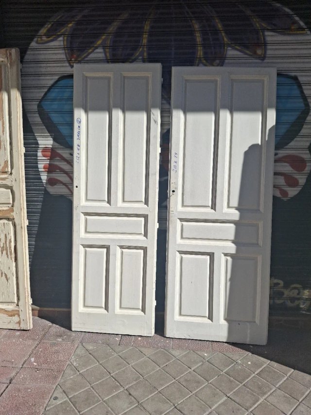 Puertas antiguas de madera blancas