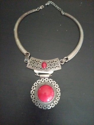 Collar plateado con piedra burdeo