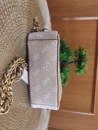 Bolso Guess Beige y Dorado