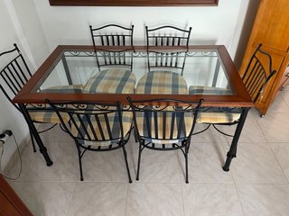 Mesa de comedor cristal y sillas forja