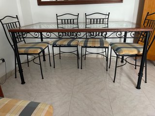 Mesa de comedor cristal y sillas forja