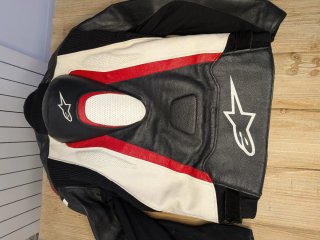 Mono de moto Alpinestars de dos piezas.