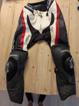 Mono de moto Alpinestars de dos piezas.