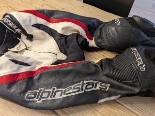 Mono de moto Alpinestars de dos piezas.