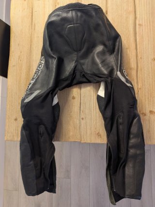 Mono de moto Alpinestars de dos piezas.