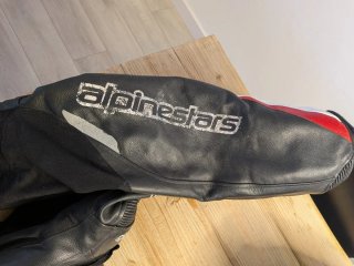 Mono de moto Alpinestars de dos piezas.