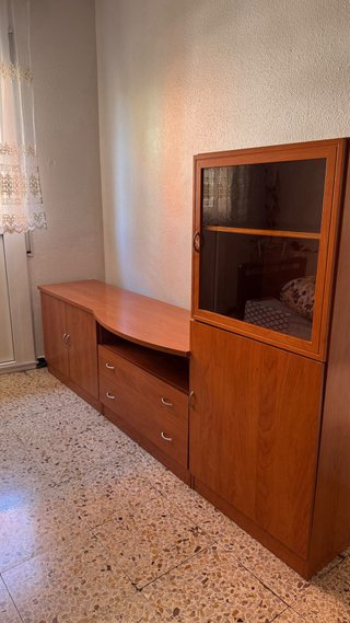Vitrina de madera y cristal