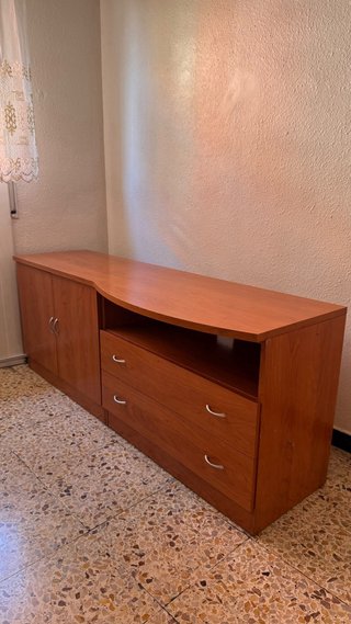Vitrina de madera y cristal