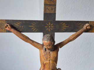 Cristo de madera con INRI