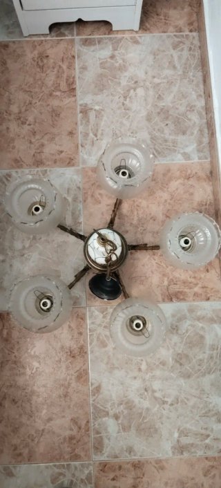 Lámpara de bronce con tulipas de cristal