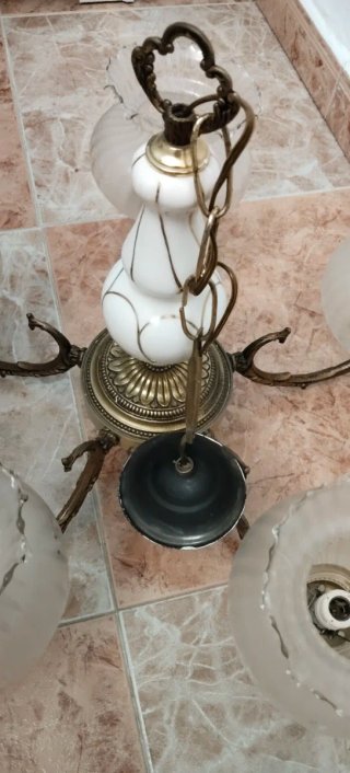Lámpara de bronce con tulipas de cristal
