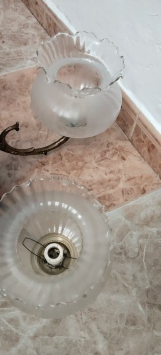 Lámpara de bronce con tulipas de cristal